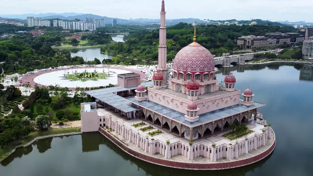 Kecemerlangan Arsitektur Islam: Masjid Putrajaya yang Megah