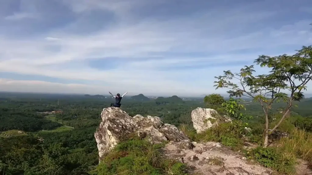 Bukit Batu Putih Gopeng: Destinasi hiking menarik dengan pemandangan alam semula jadi yang memukau dan laluan yang menarik bagi pengembara.