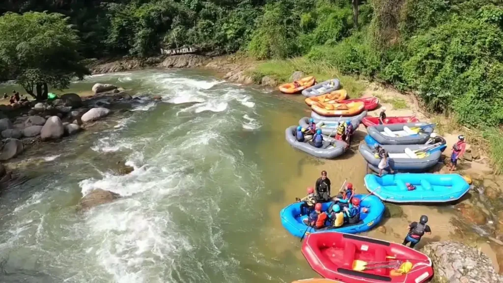 
Gopeng White Water Rafting: Cabaran air jeram yang mengujakan.