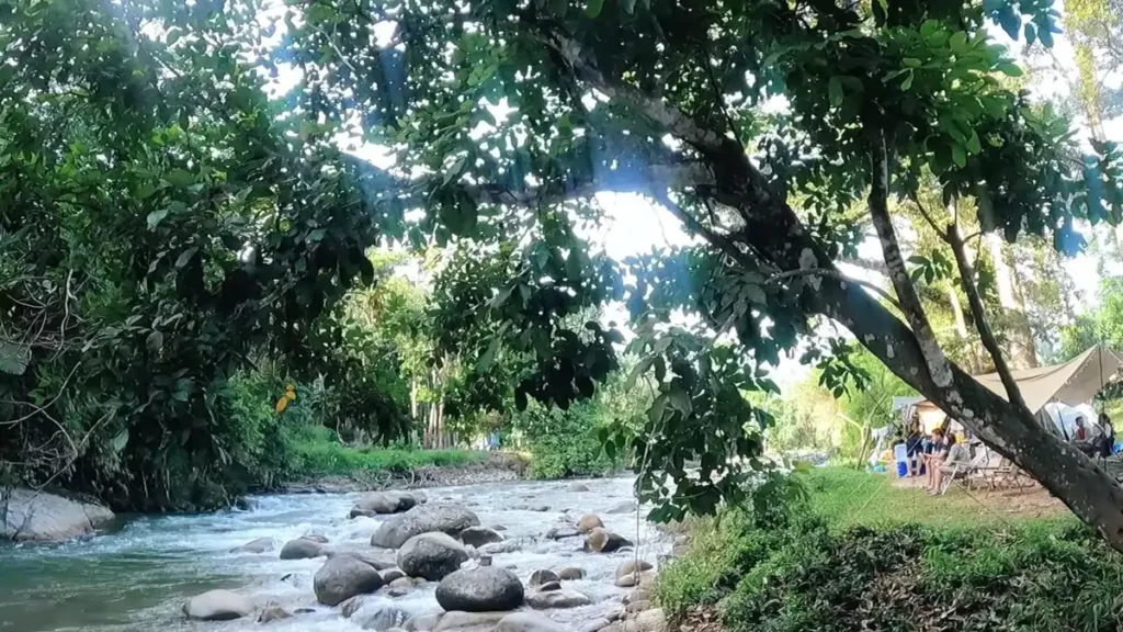 Riverside Camp, Gopeng: Tempat berkhemah ideal di tepi sungai untuk berehat dan menikmati alam semula jadi.