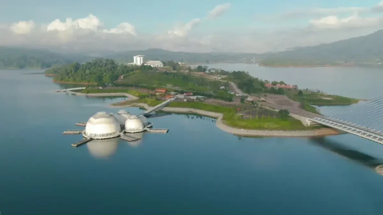 Tasik Kenyir: Keajaiban alam Terengganu, destinasi percutian menakjubkan dengan hutan, air terjun, dan aktiviti pelancongan.