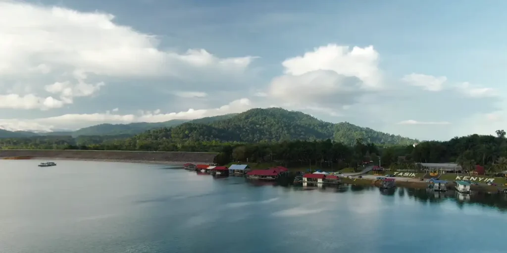 Tasik Kenyir: Destinasi Percutian Terbaik untuk Keluarga