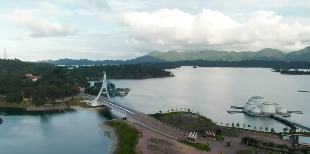 Tasik Kenyir: Pakej Percutian Menarik untuk Pencinta Alam