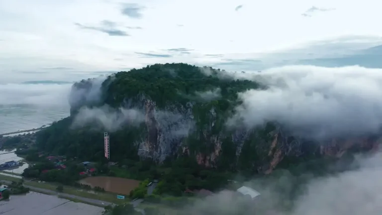 Gunung Keriang: Keindahan alam dan warisan budayanya menawarkan pengalaman unik bagi pengunjung yang mencari petualangan dan kedamaian alam.