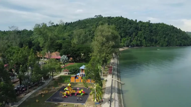 Pantai Merdeka: Perpaduan Antara Alam Semula Jadi dan Sejarah