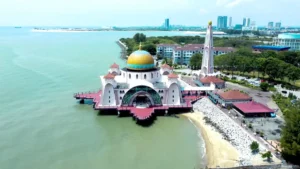 Melaka Straits Mosque Keindahan Arsitektur Islam dan Budaya Melayu Tarikan Utama di Melaka.