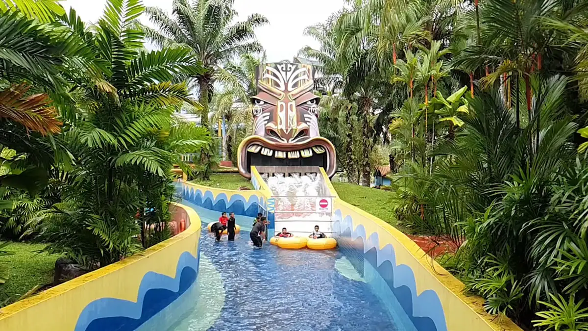 Nikmati keseronokan air di Melaka Water Parks! Dari gelongsor menarik hingga pengalaman santai, taman air ini pasti memuaskan kehausan hiburan anda! 🌊🎢