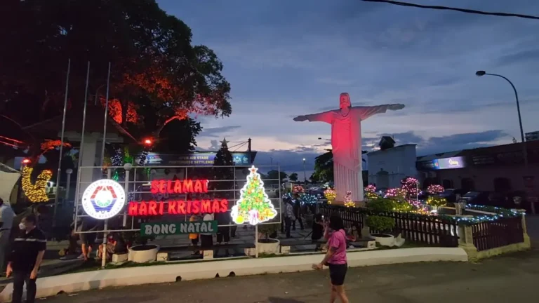 Nikmati semarak Krismas di Portuguese Settlement Melaka dengan lampu berwarna, hiasan tradisional, dan suasana yang penuh dengan kegembiraan dan semangat perayaan. 🎄