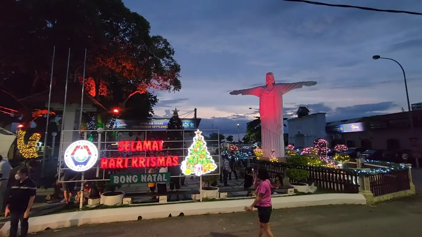 Nikmati semarak Krismas di Portuguese Settlement Melaka dengan lampu berwarna, hiasan tradisional, dan suasana yang penuh dengan kegembiraan dan semangat perayaan. 🎄