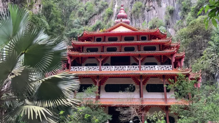 Sam Poh Tong Temple menawarkan pengalaman spiritual dan keindahan alam yang tak terlupakan, menjadikannya destinasi pelancongan yang unik dan bermakna.