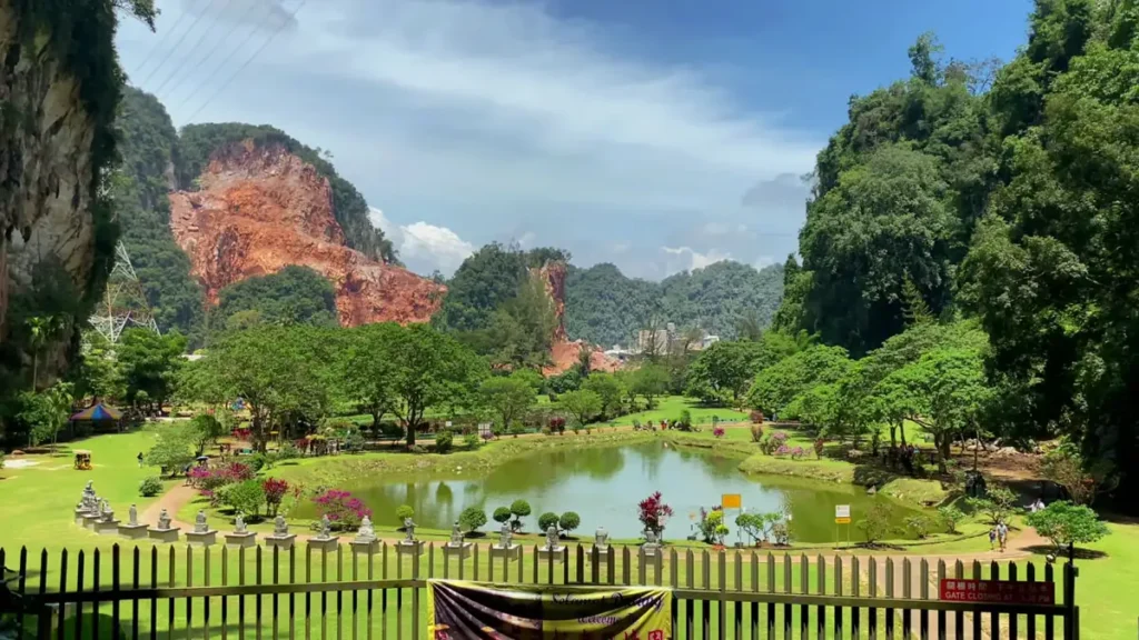 Gua Kek Lok Tong: Melangkah ke Dalam Ketenangan dan Kebesaran