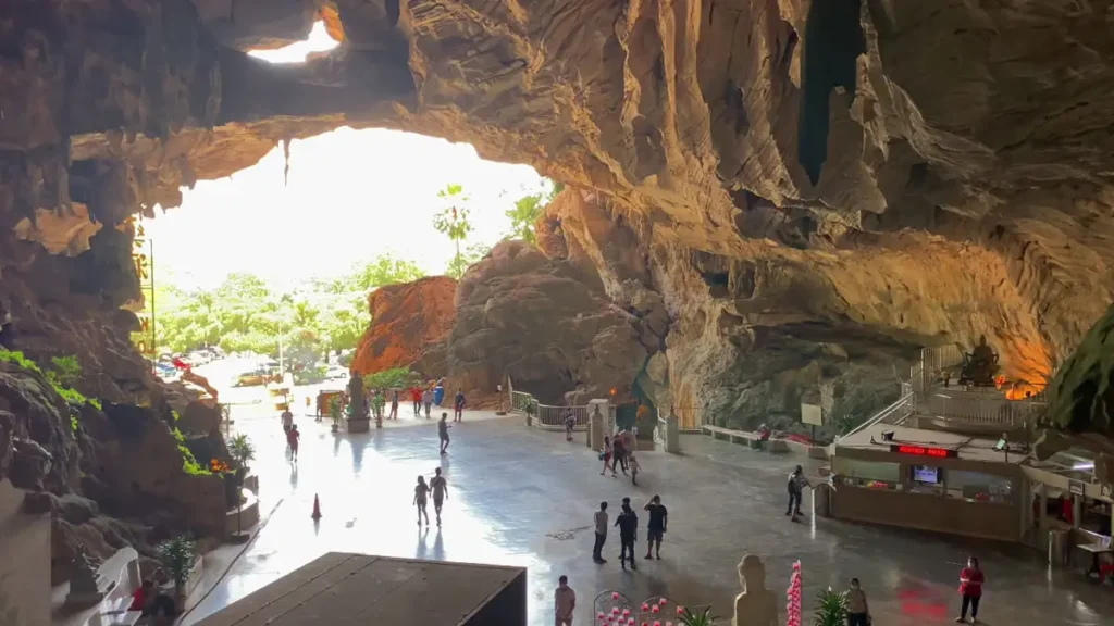 Gua Kek Lok Tong: Merentasi Keajaiban Alam dan Seni Bina Buddha