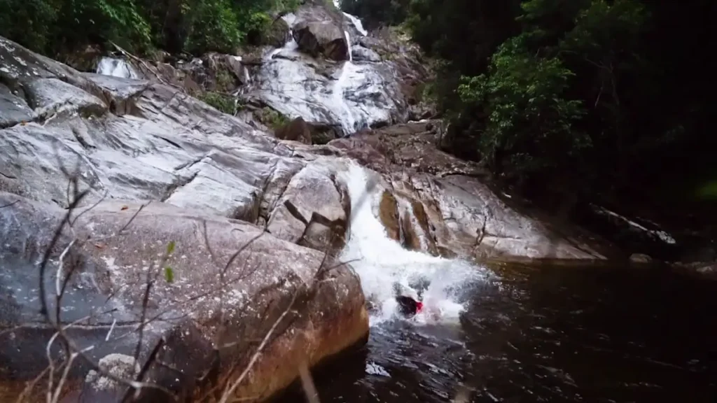 Air Terjun dan Pendakian: Eksplorasi Gunung Stong yang Menyenangkan