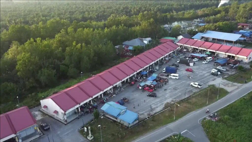 Tempat Menarik di Batu Pahat: Pasar Karat Batu Pahat adalah destinasi yang unik, menawarkan barangan antik dan vintage yang menarik bagi penggemar koleksi serta menampilkan warisan budaya tempatan yang kaya.