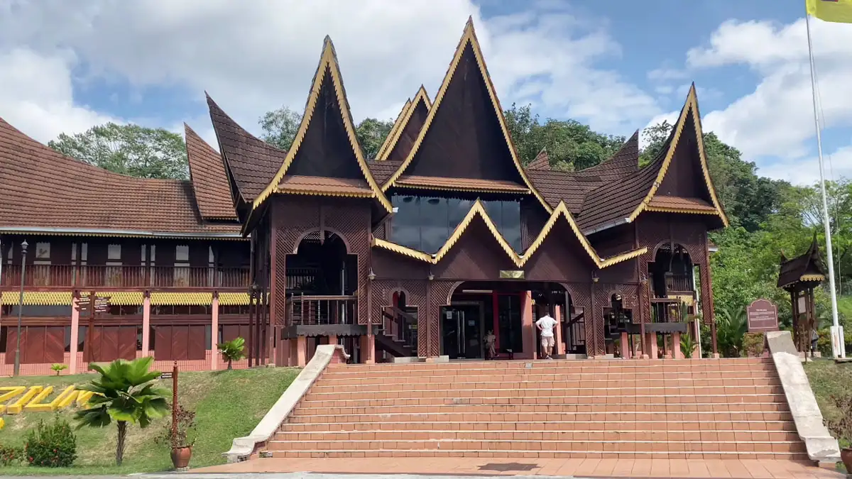 Terokai keindahan budaya dan alam semula jadi Seremban. Dari seni jalanan hingga air terjun yang menakjubkan, ada sesuatu untuk semua orang!