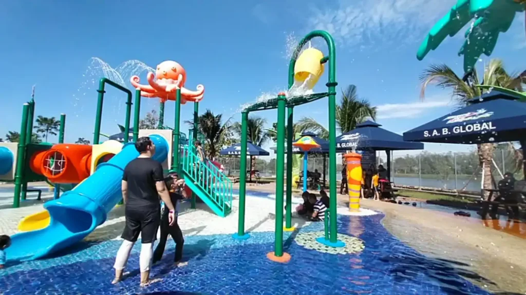 Fantasia Aquapark Fun-tastik, di Jitra, Kedah, menawarkan keseronokan air untuk seisi keluarga dengan gelongsor air, kolam renang ombak, dan banyak lagi!
