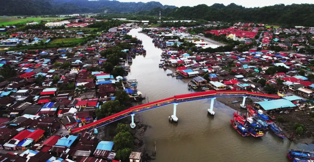 Tempat Menarik di Perlis: Jambatan Tuanku Syed Putra - Menyajikan pemandangan menakjubkan sungai dan perkampungan nelayan, ikon negeri Perlis yang menakjubkan ini memukau pengunjung dengan keindahannya yang mempesona.
