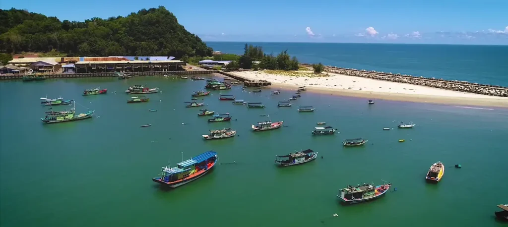 Pantai Pandak, keindahan semula jadi Kuala Terengganu. Pasir putih, batu-batu besar, dan pemandangan menakjubkan menjadikannya tarikan utama.
