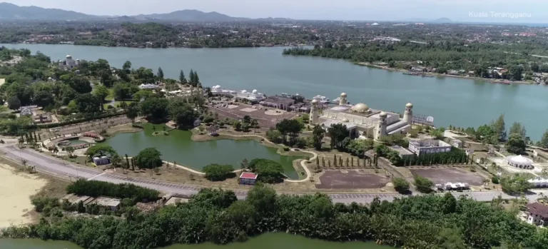 Tempat Menarik di Kuala Terengganu: Pantai Pandak, Masjid Kristal, Muzium Negeri, Taman Tamadun Islam, Jambatan Angkat Terengganu.